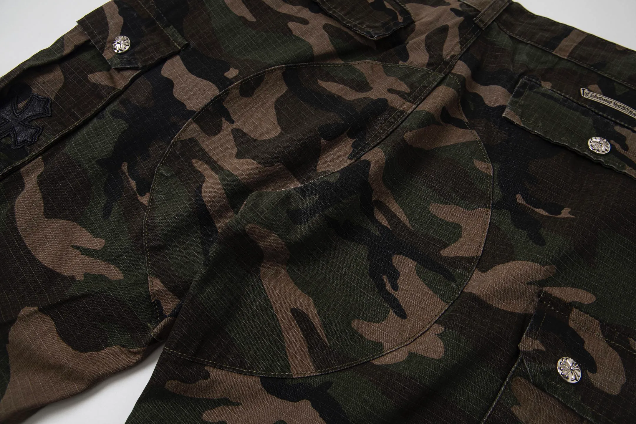 P260 (all popular models are back) Chrome hearts CH Chrome hearts new silver camouflage three-dimensional pocket overalls Chrome hearts is a top brand in the fashion world, and this pair of pants is one of the best. It uses the classic Levi's jeans bottom panel, which has been carefully disassembled and spliced. The washed effect is natural, showing a unique retro charm. The pants are based on camouflage and are paired with cross patches, which have a great visual impact. These patches are exquisitely crafted and have a luxurious feel. The hardware accessories are ultra-exquisite. The placket buckle is made of silver, hand-polished and painted with distressing liquid. The main buckle has a three-dimensional cross flower shape. The six-pointed star screws and hand-cut leather washers on the back are full of details, which are both beautiful and durable. Style number: 1731# Color: Camouflage Size: 28 30 32 34 36